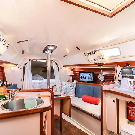 Hotel en barco Live A Nautical-sport Experience *